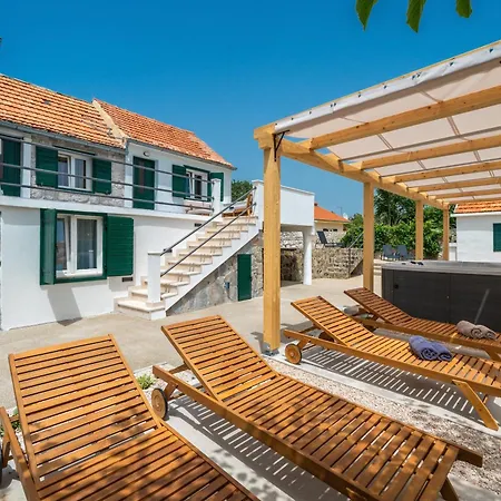 House With Heated Pool *