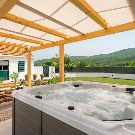 House With Heated Pool Villa