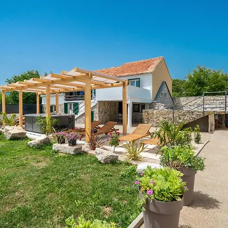 Villa House With Heated Pool