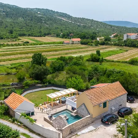 Villa House With Heated Pool *