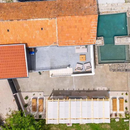 House With Heated Pool Neoric